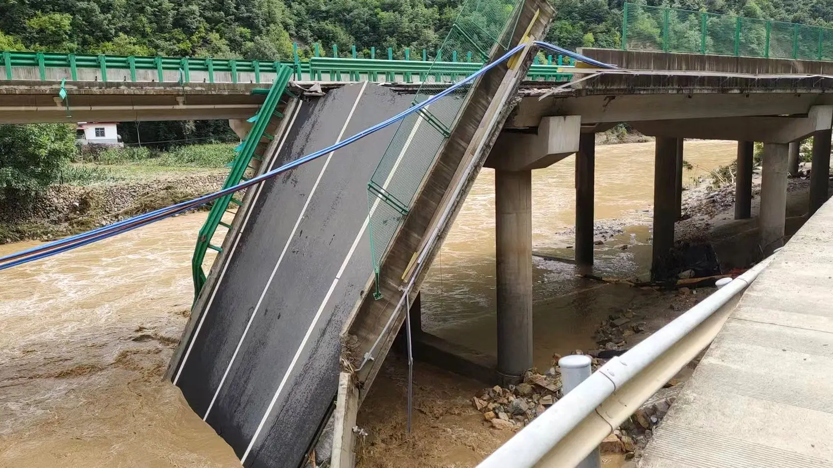Pelo menos 11 mortos em desmoronamento de ponte no norte da China