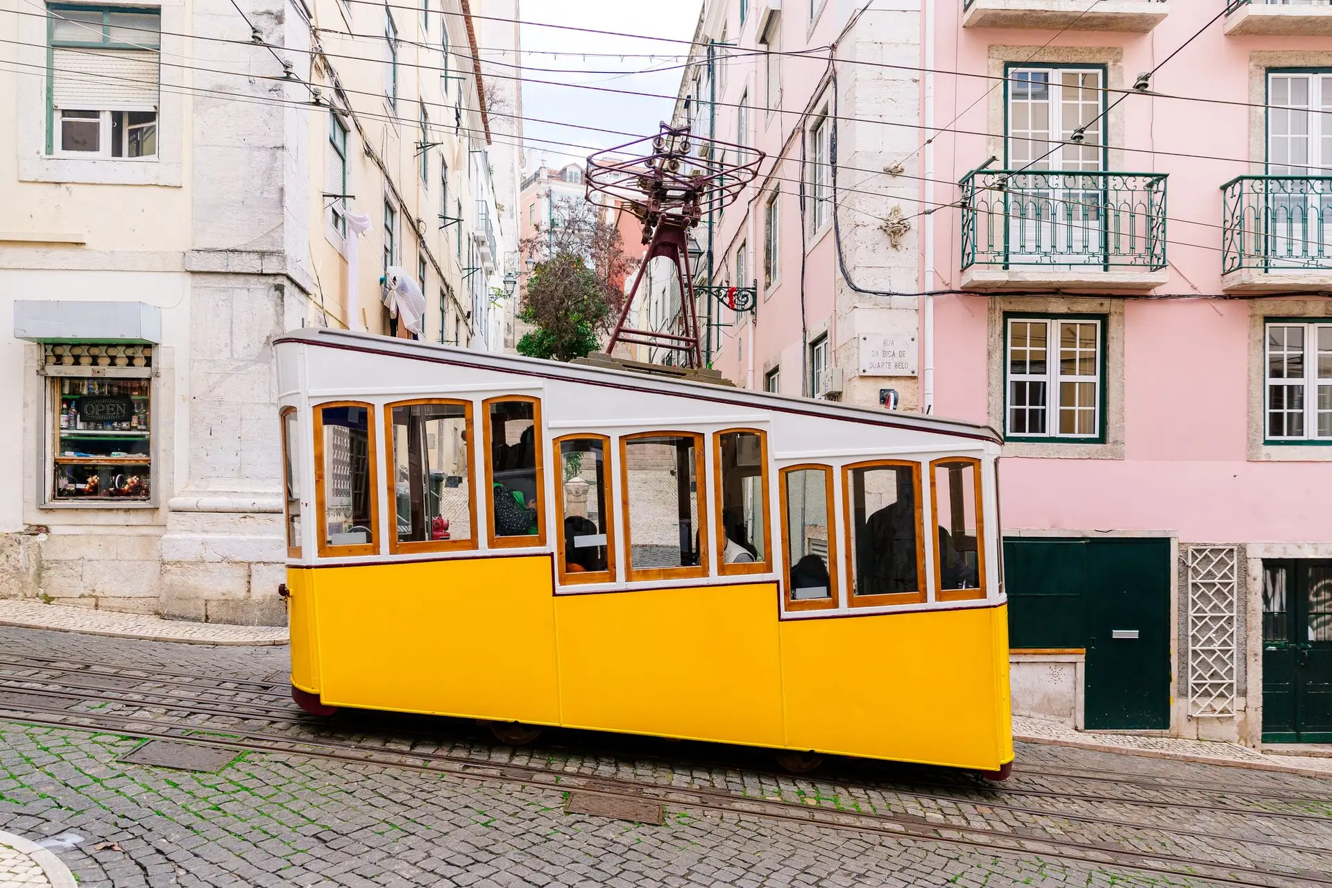 Emprego só cresce nos serviços mas "não foi à boleia do turismo"