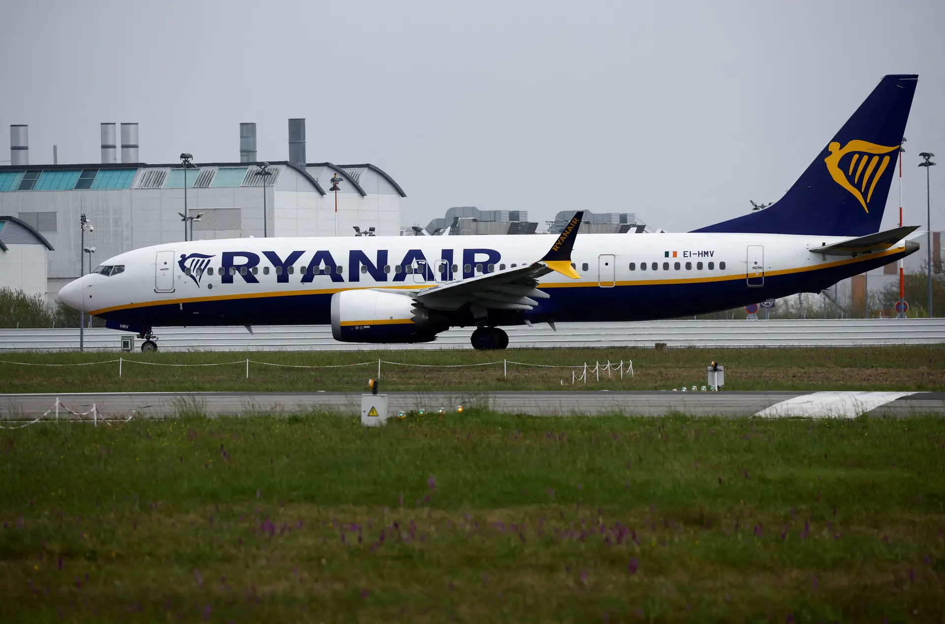 Ryanair instala medidores de bagagem maiores em 235 aeroportos na Europa