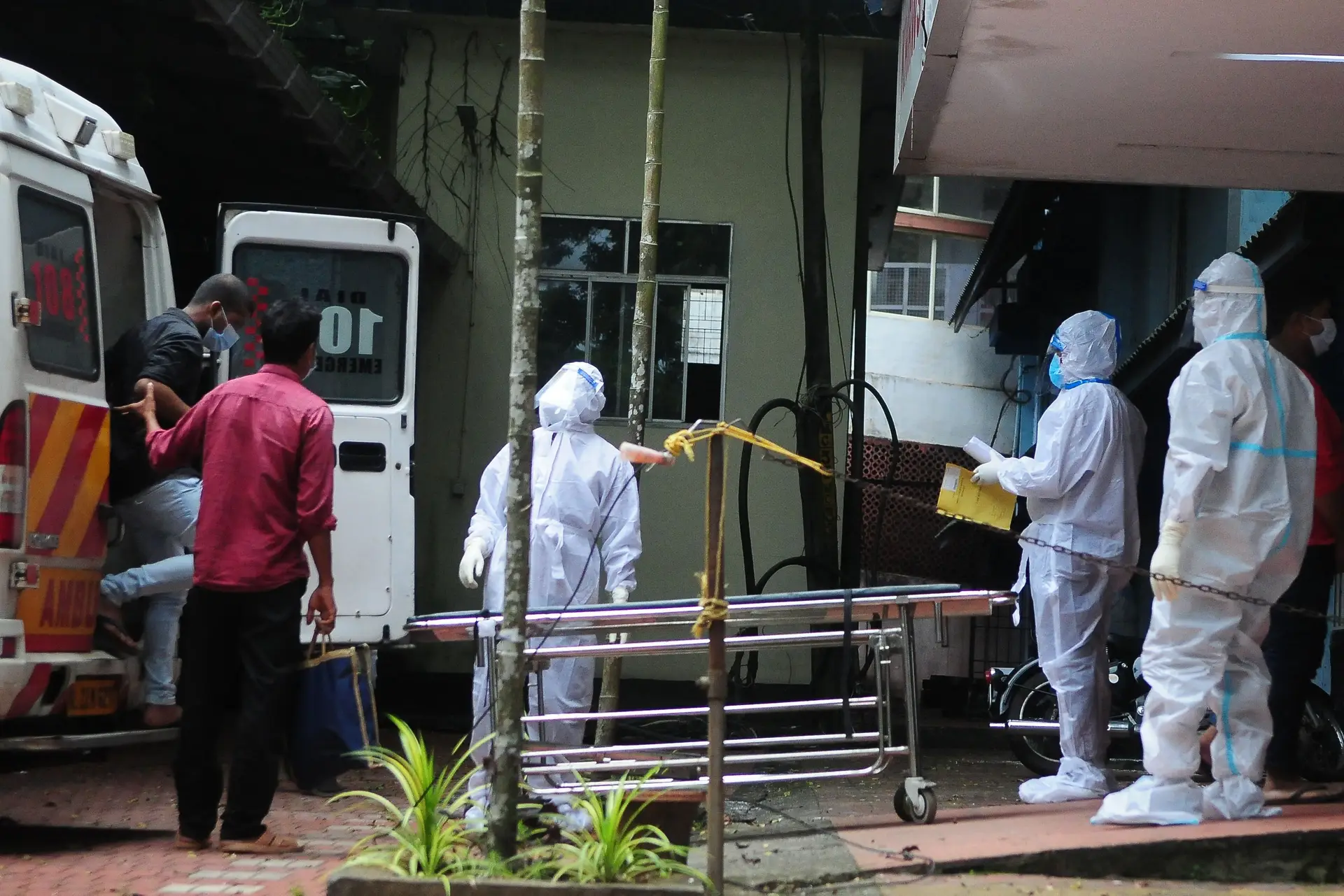 Profissionais de saúde transferem pessoas que estiveram em contacto com um infetado com o vírus Nipah para um centro de isolamento num hospital em Kozikode, Kerala. 