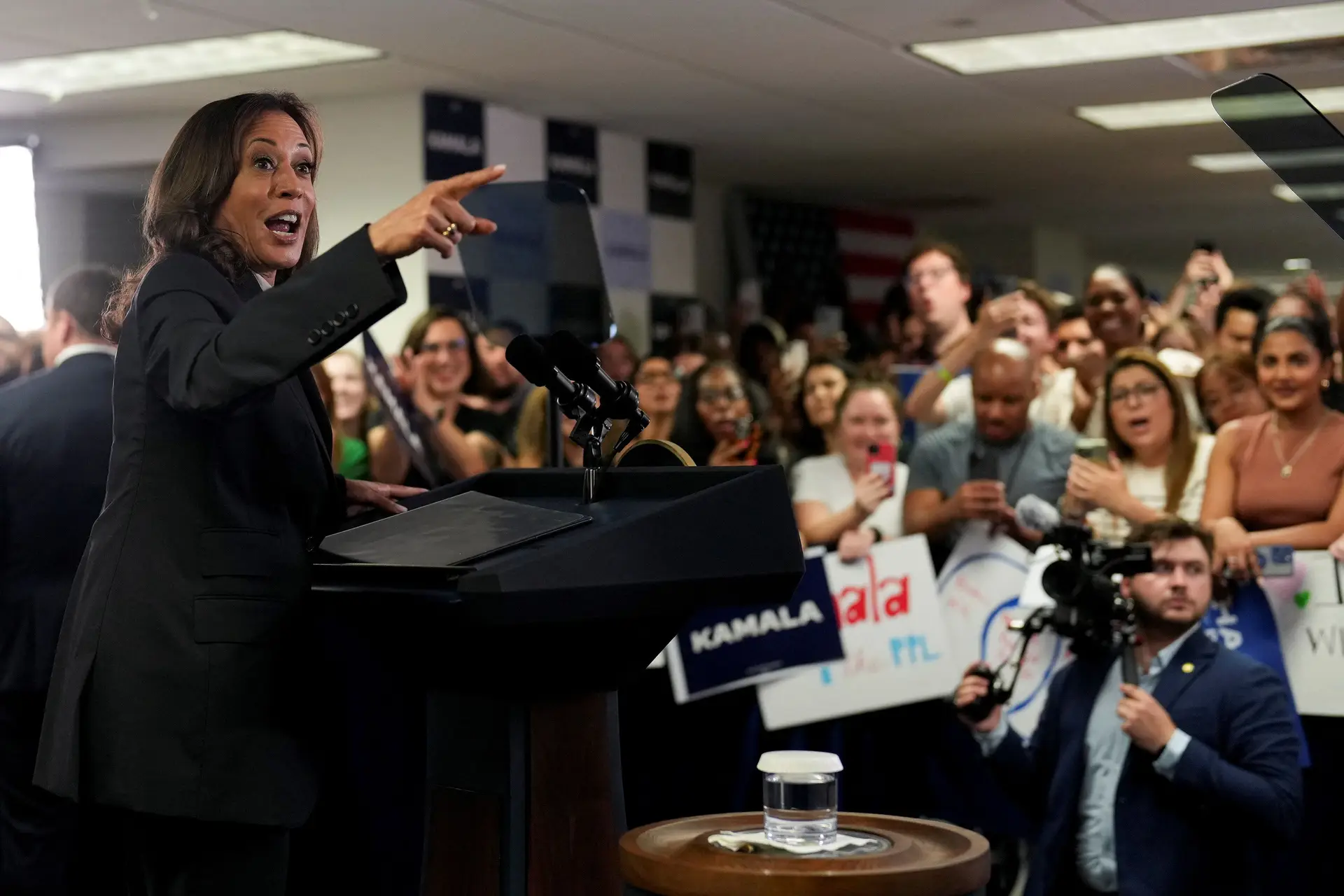 Confiada en su victoria, Kamala Harris llama “depredador” a Donald Trump en su discurso de apertura de campaña