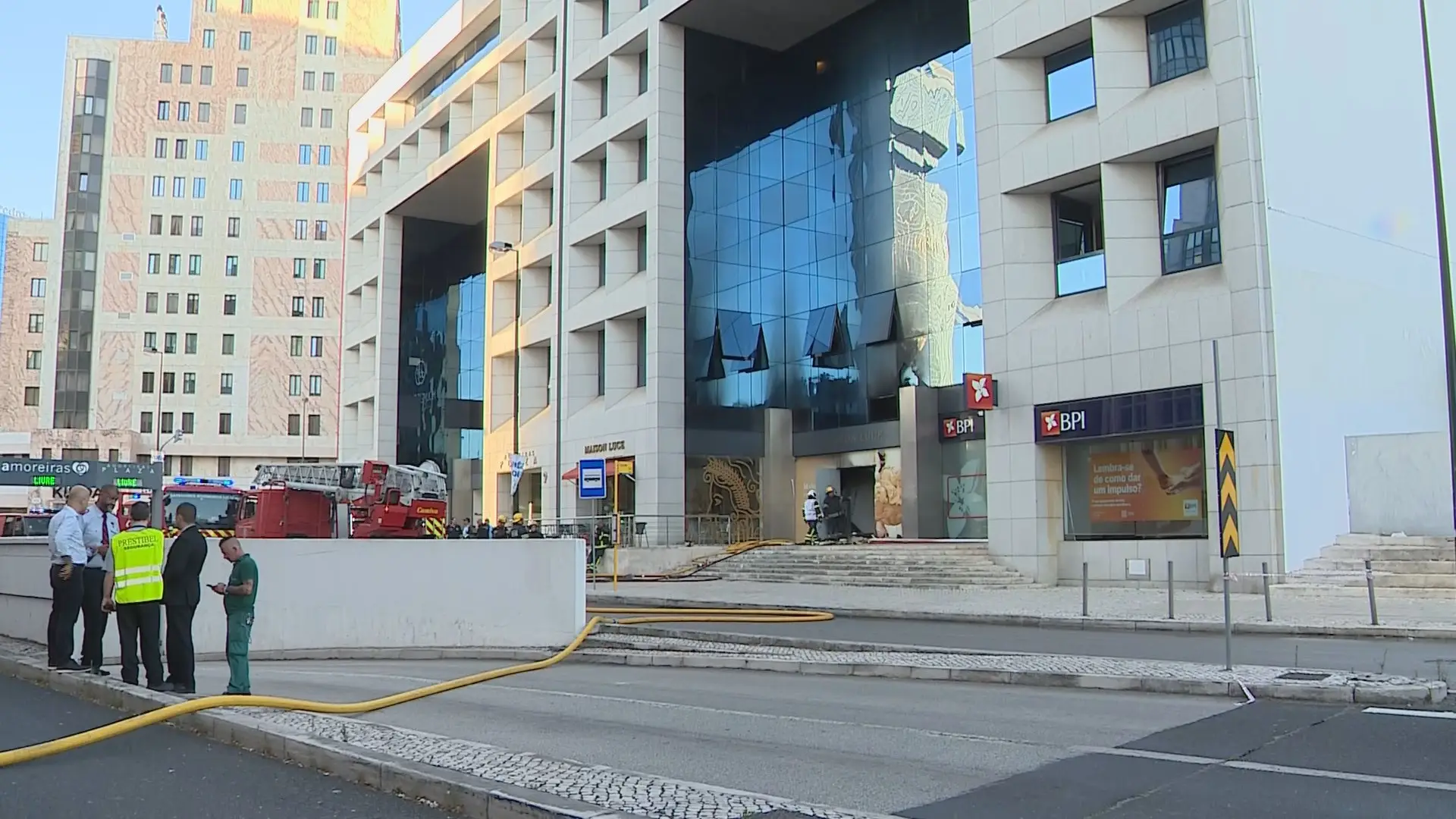 Incêndio deflagra no Amoreiras Plaza, em Lisboa