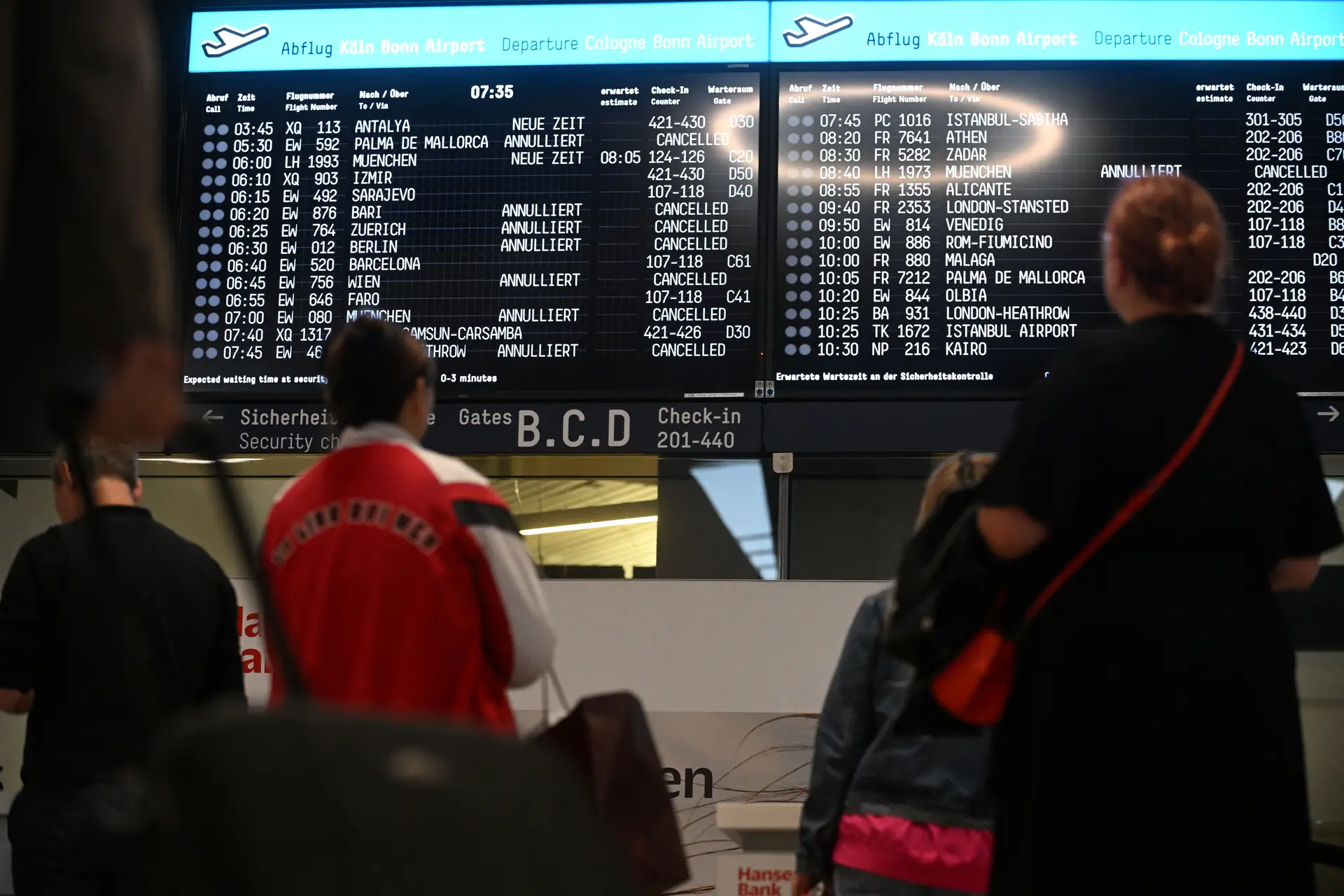 Ativistas ocupam pista de aeroporto alemão e bloqueiam o tráfego aéreo