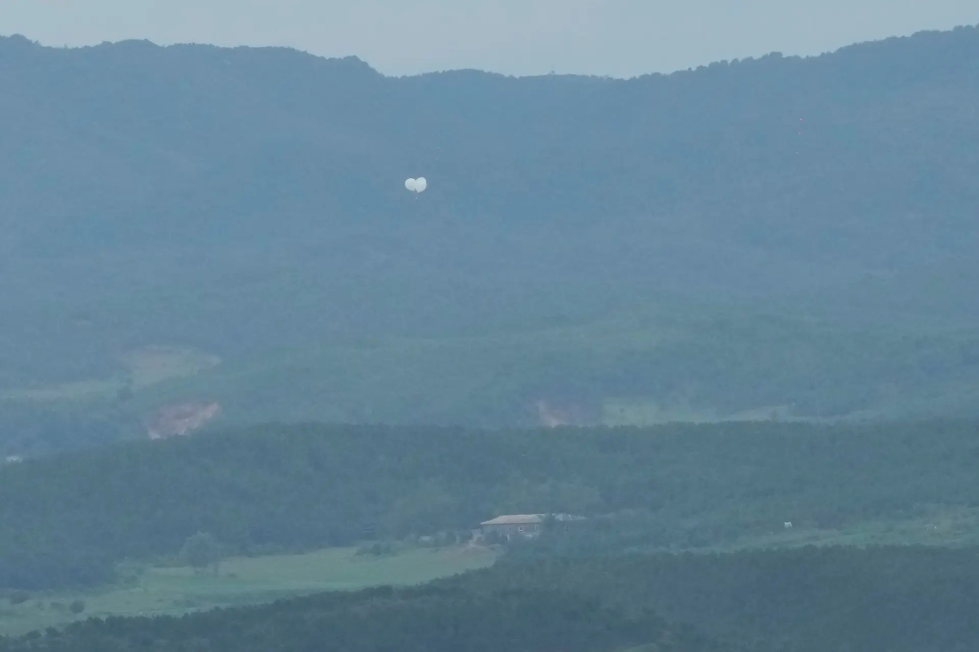 Balão da Coreia do Norte cai no recinto presidencial do Sul
