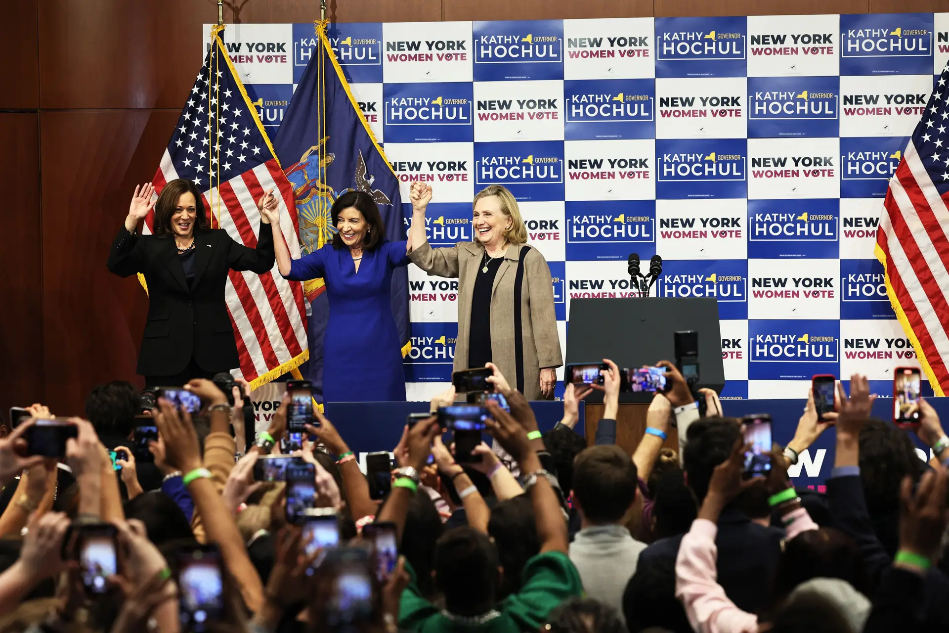 Hillary Clinton diz que Kamala Harris vai ser alvo de "sexismo e duplicidade de critérios"