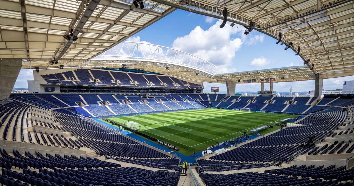 Cortejo fúnebre de Pinto da Costa passa pelo Estádio do Dragão após missa e condiciona trânsito na zona das Antas