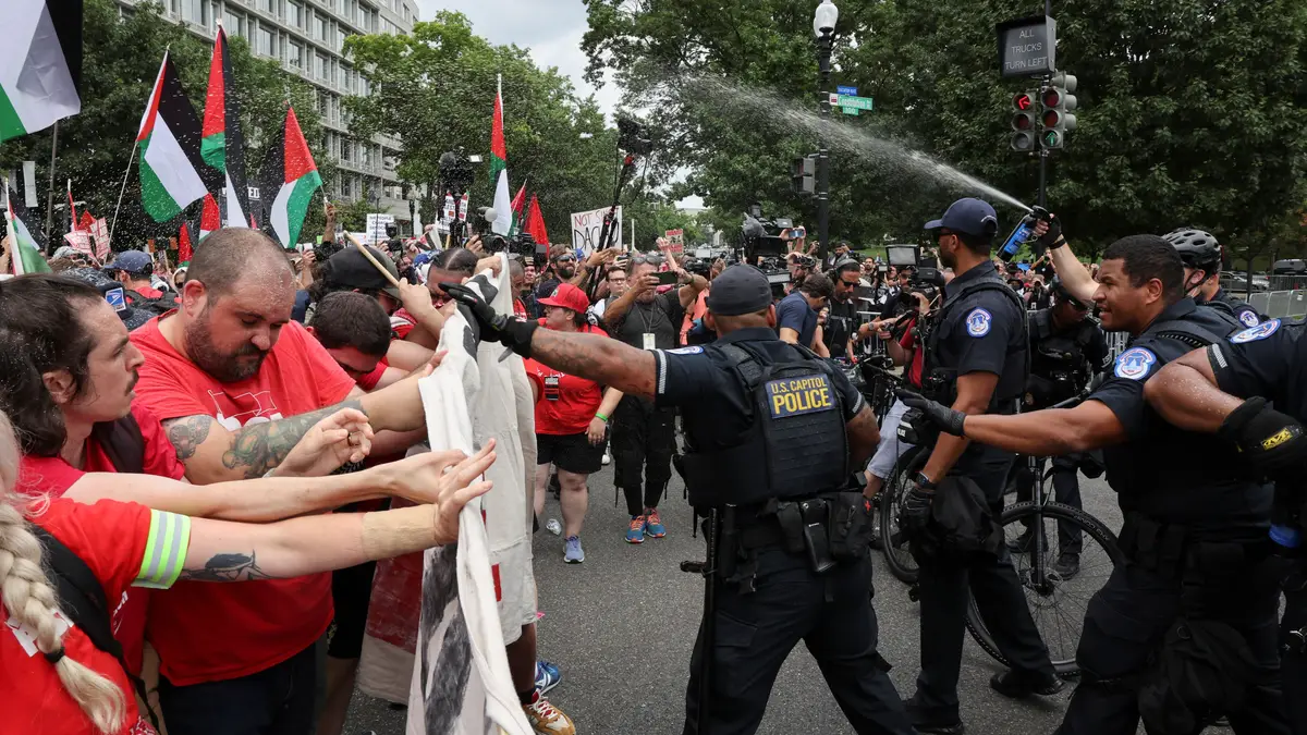 Polícia do Capitólio utiliza gás pimenta contra manifestantes. 