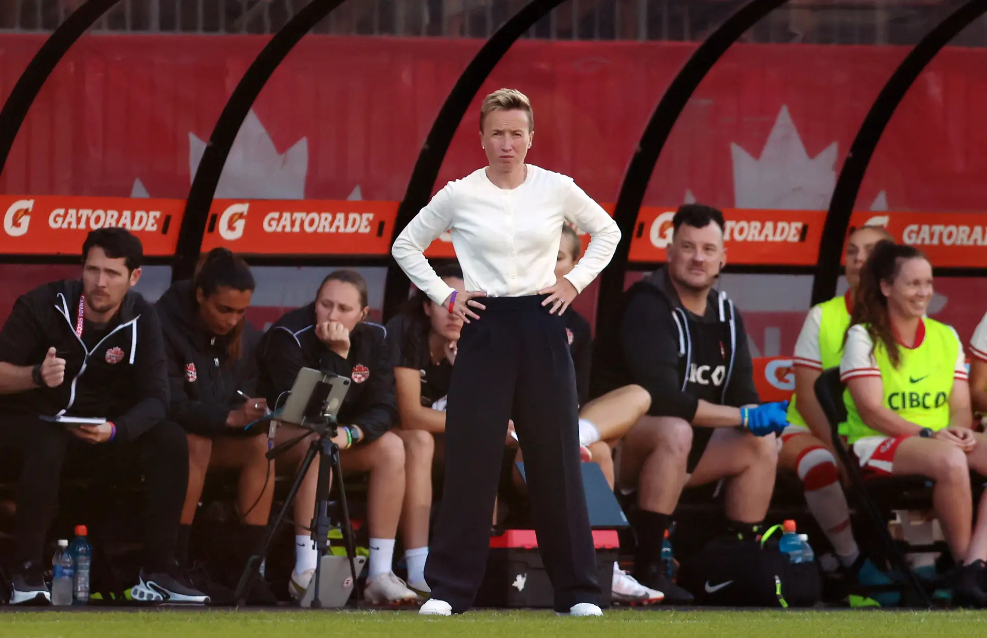 Bev Priestman, treinadora da seleção do Canadá.