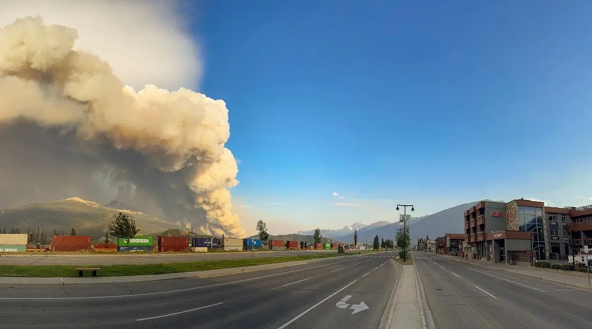 Incêndio destrói cidade turística nas Montanhas Rochosas do Canadá