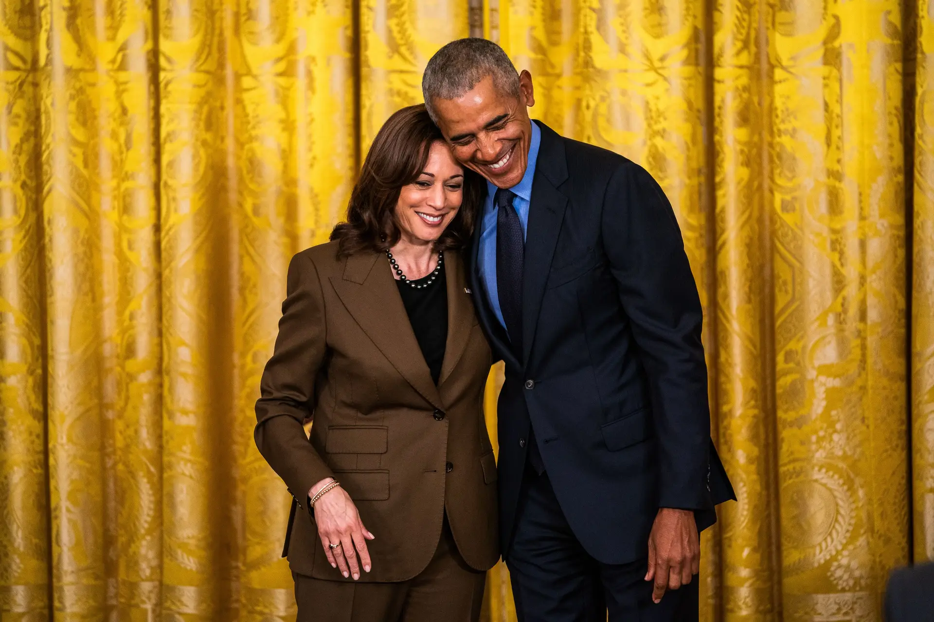O antigo Presidente Barack Obama e a atual vice-Presidente Kamala Harris