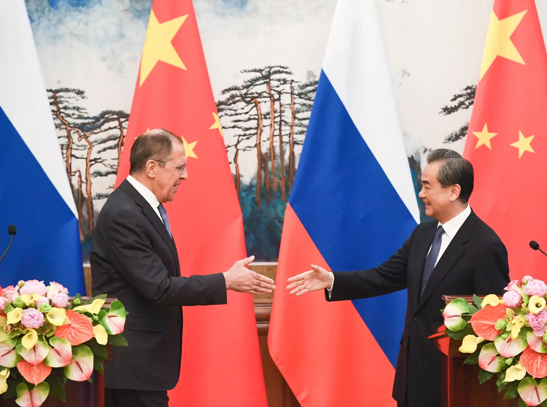 Wang Yi e Lavrov reunidos em Pequim, em abril de 2024.