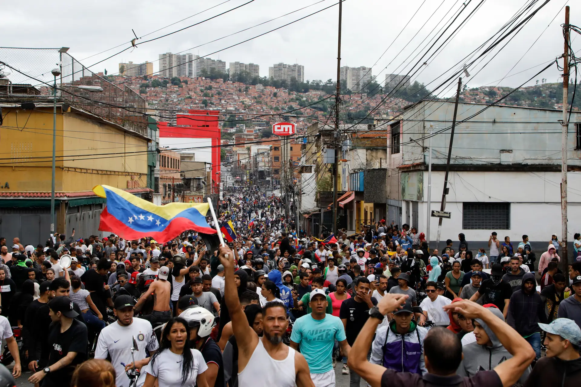 Embaixada apela a portugueses na Venezuela para se manterem tranquilos e evitar deslocações