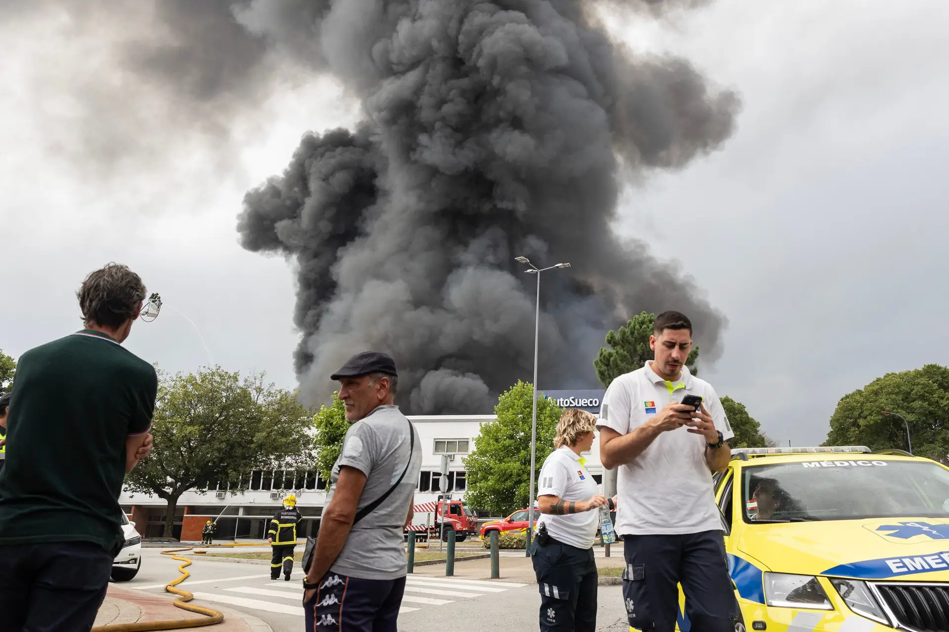 Incêndio no centro de automóveis Auto Sueco no Porto