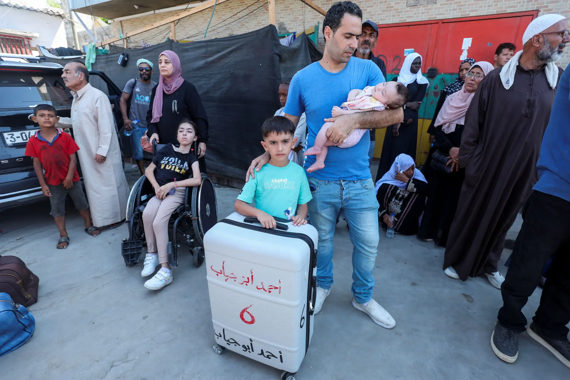 Ataque israelita obriga milhares de palestinianos a abandonar campos de refugiados