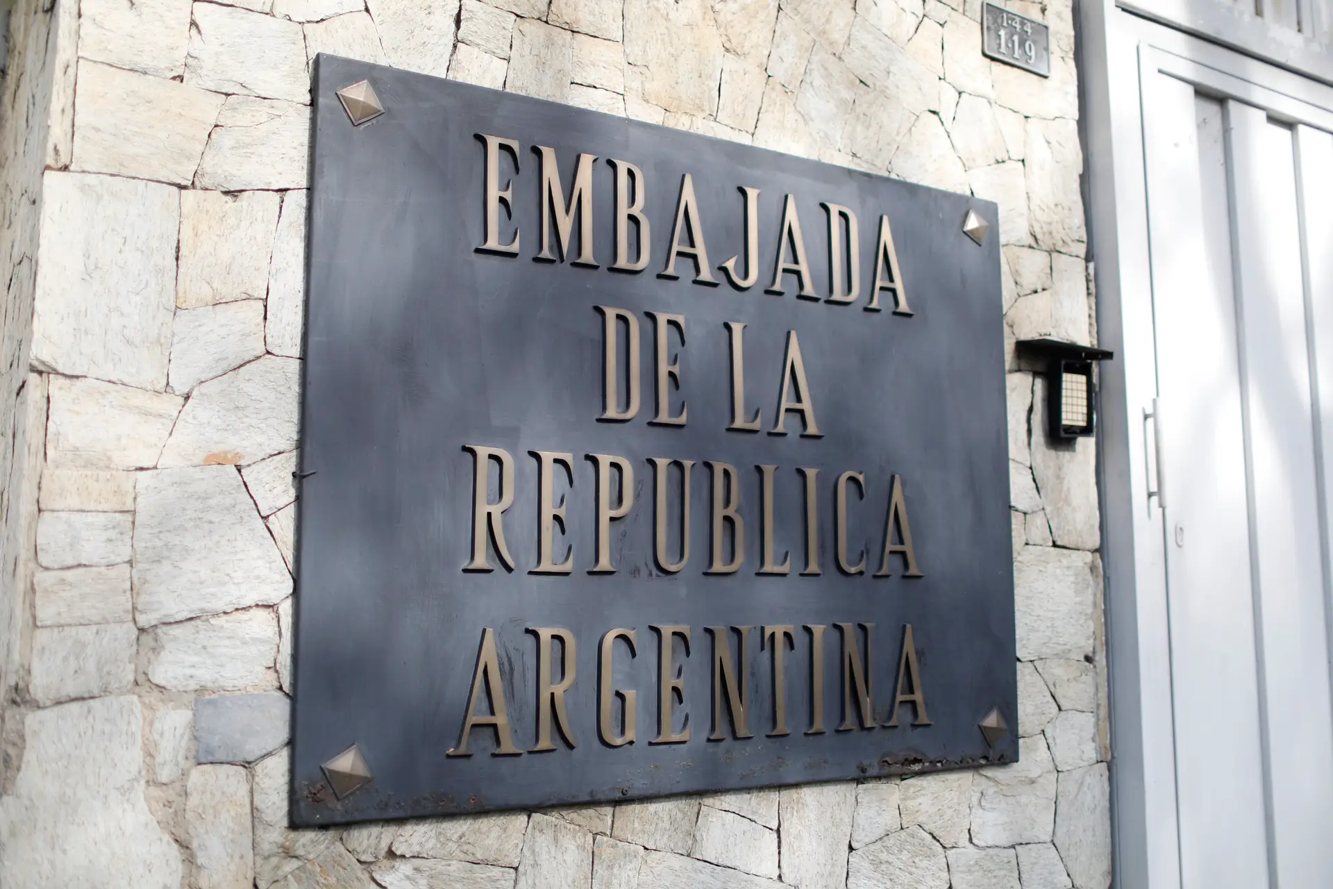 Venezuelan security forces storm Argentine embassy where opposition parties have taken refuge 