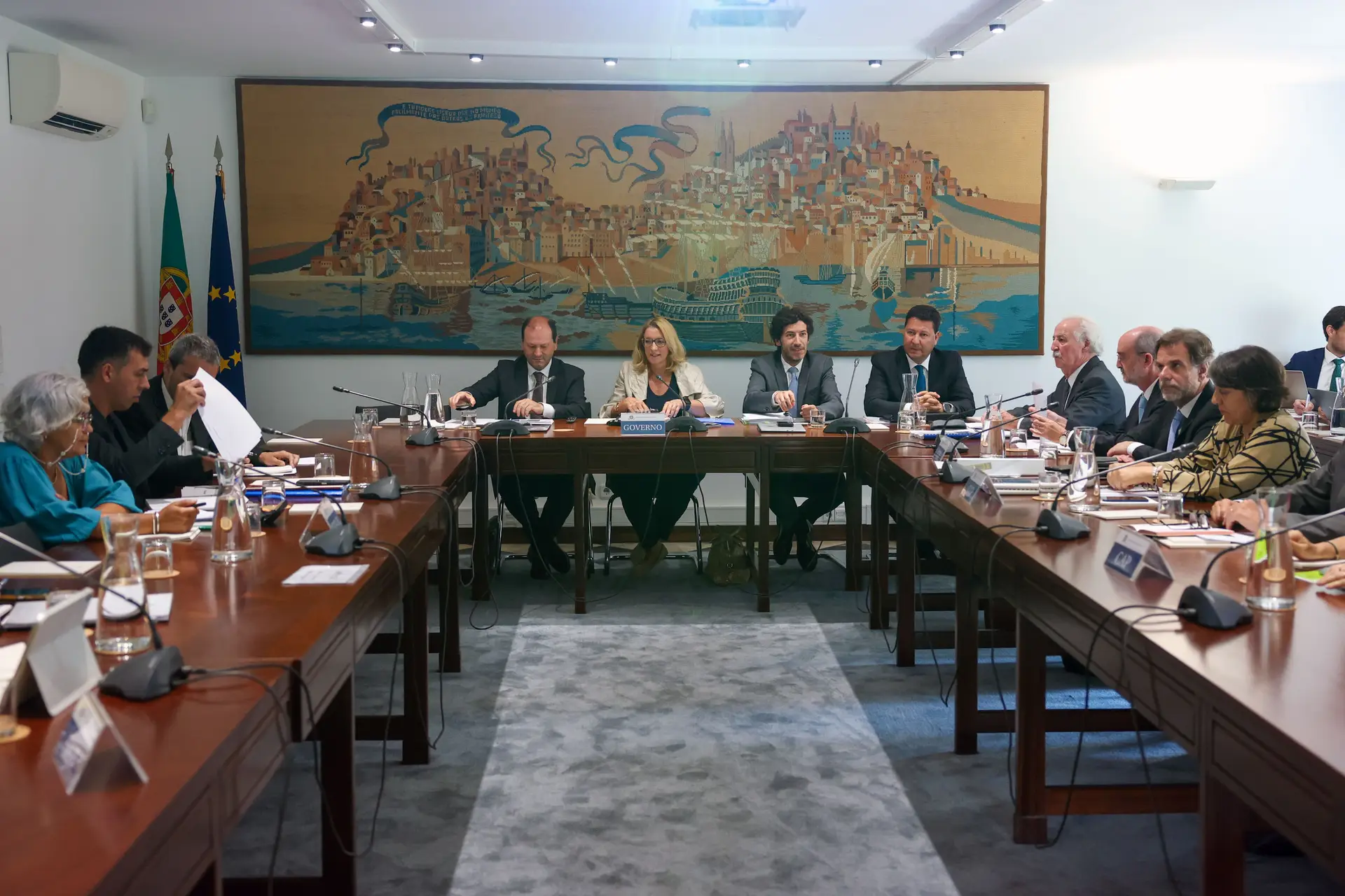 Governo reúne-se na quarta-feira com parceiros sociais com valorização salarial na agenda