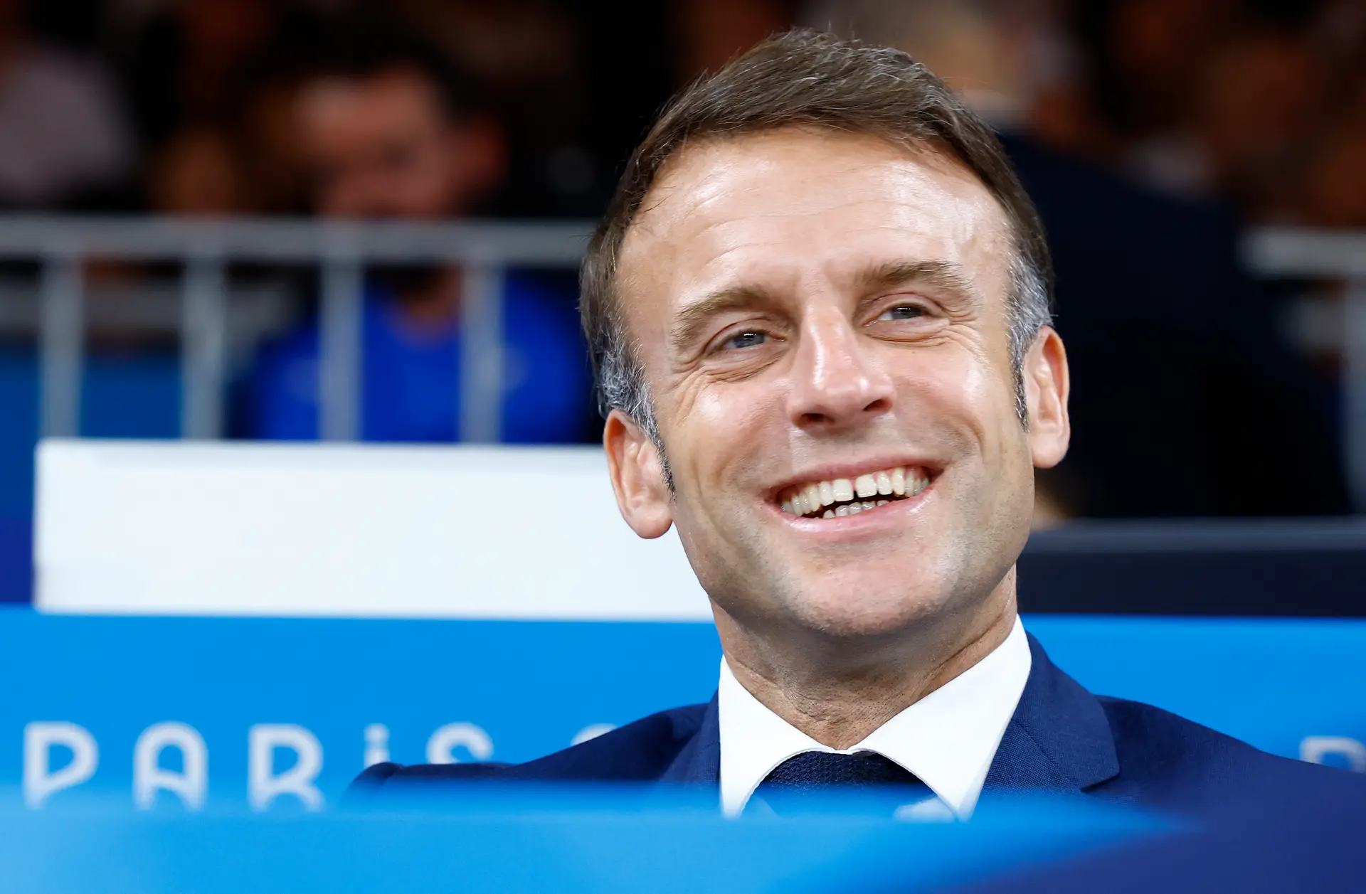 L’image qui fait parler : le baiser entre Macron et le ministre français des Sports