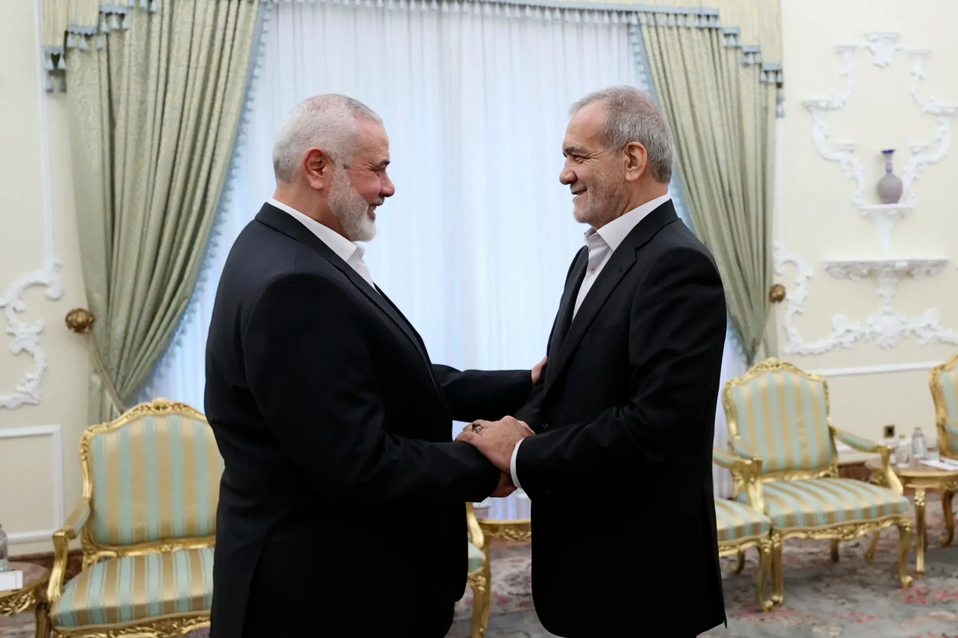 Massoud Pezeshkian e Ismail Haniyeh juntos em Teerão.