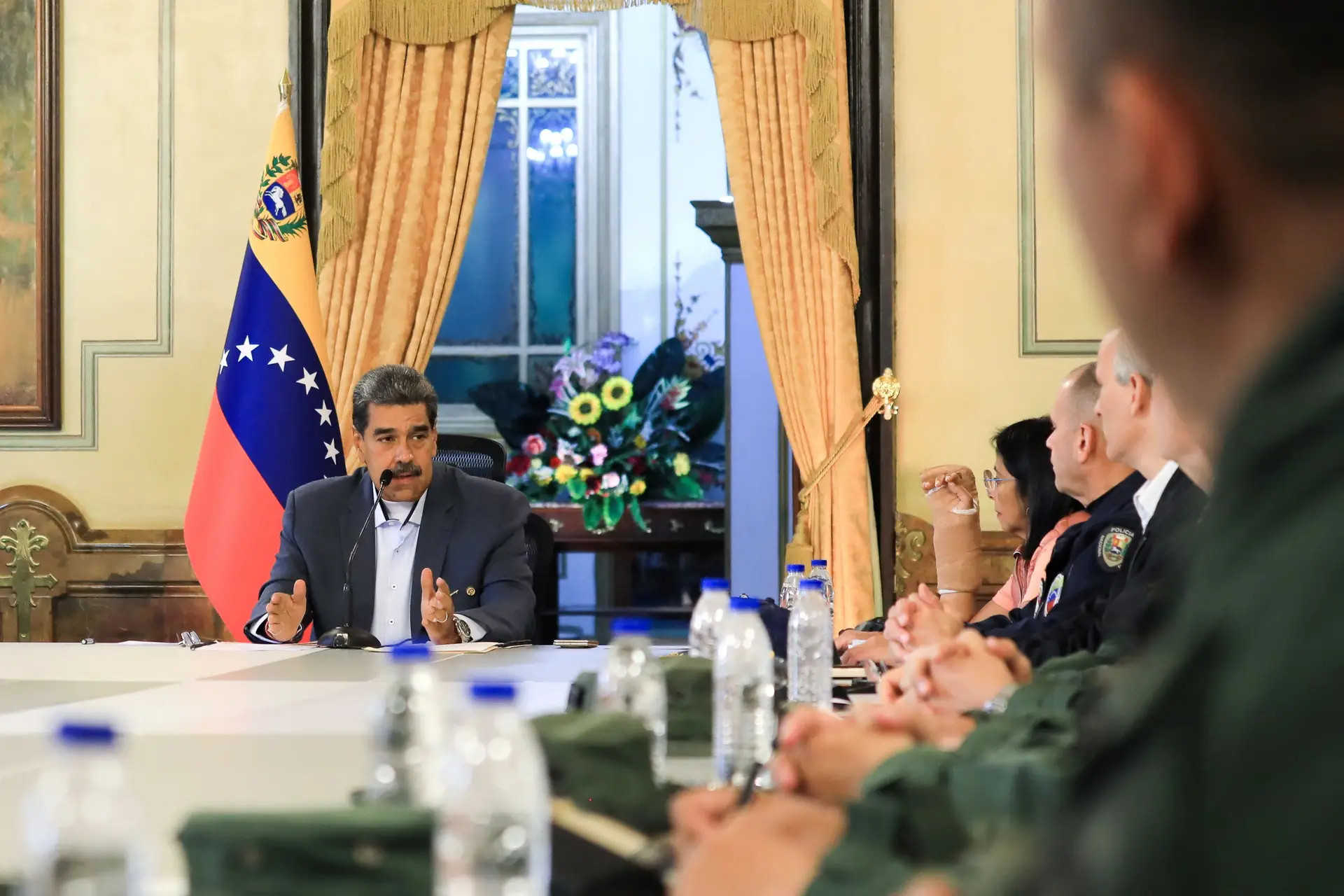 Nicolás Maduro anuncia reforço do patrulhamento militar e apela à mobilização popular