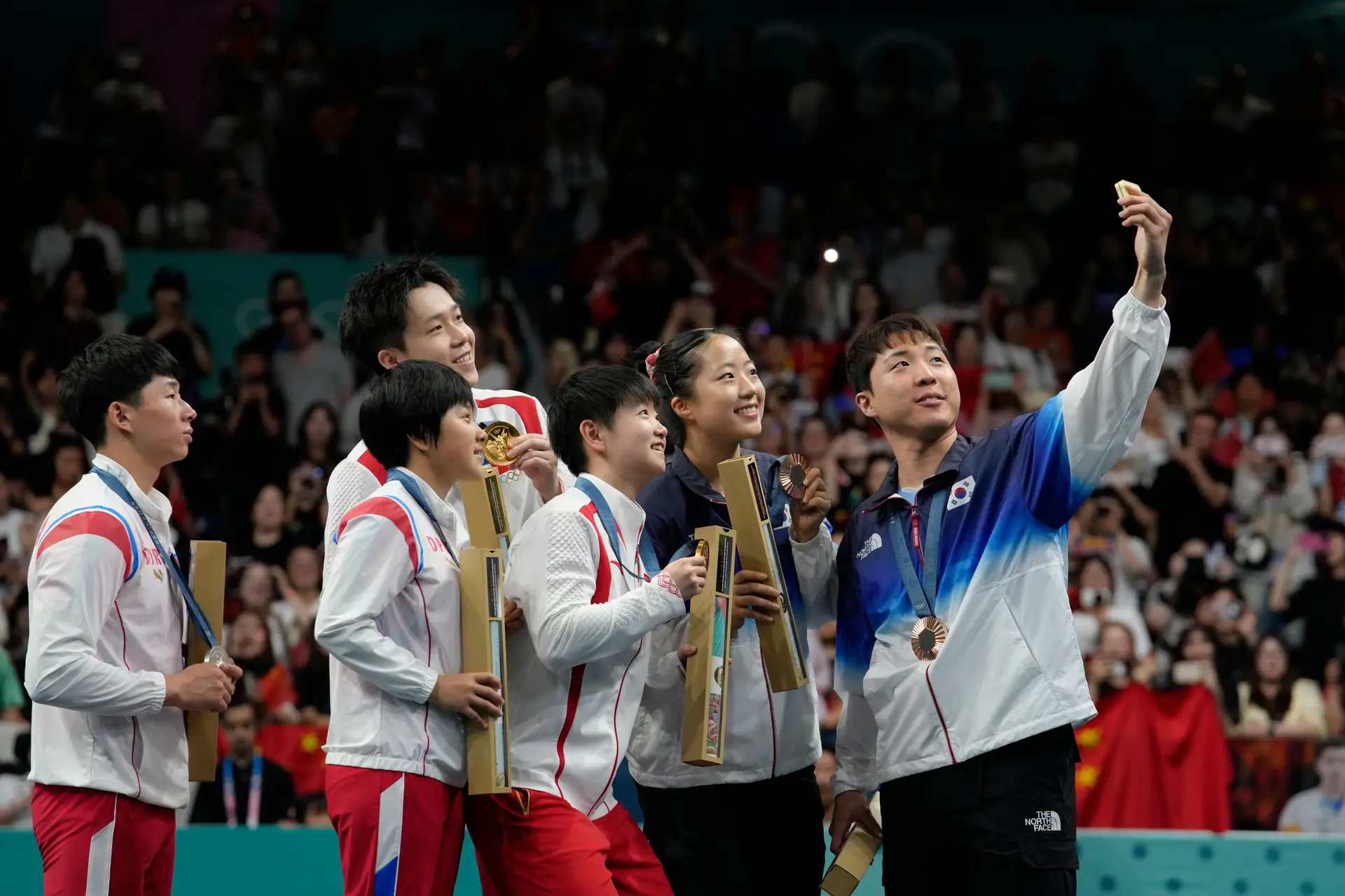 Atletas das Coreias do Norte e do Sul juntam-se para selfie nos Jogos Olímpicos