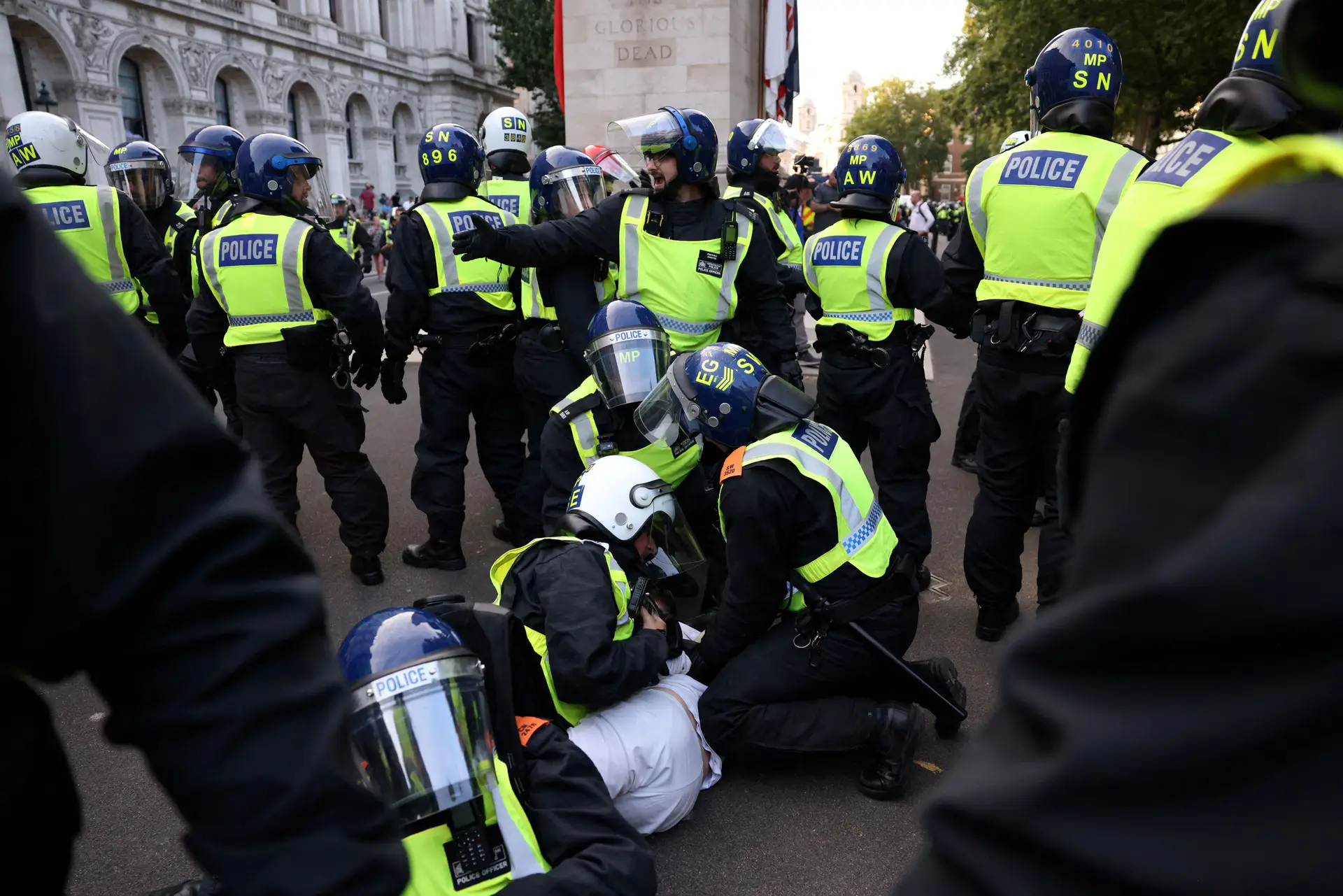 Mais de 100 detidos em protestos de extrema-direita em Londres