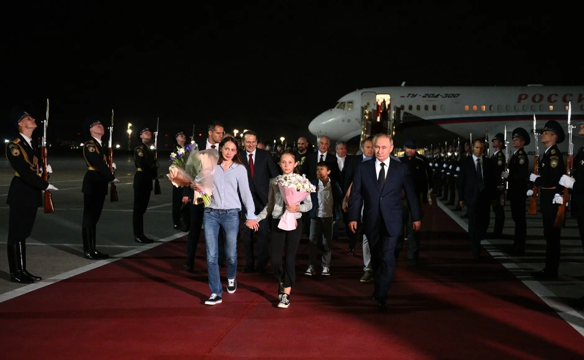 Com passadeira vermelha e tudo: Putin vai ao aeroporto receber prisioneiros libertados na troca com Ocidente