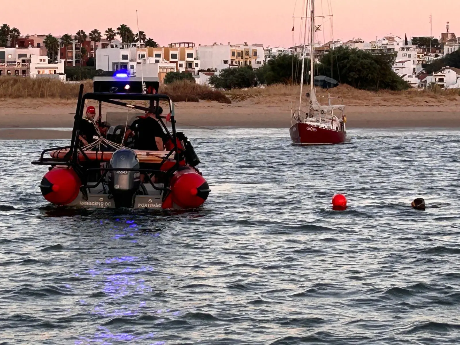 Retomadas buscas por jovem que desapareceu enquanto praticava paddle no Algarve
 #ÚltimasNotícias #Portugal