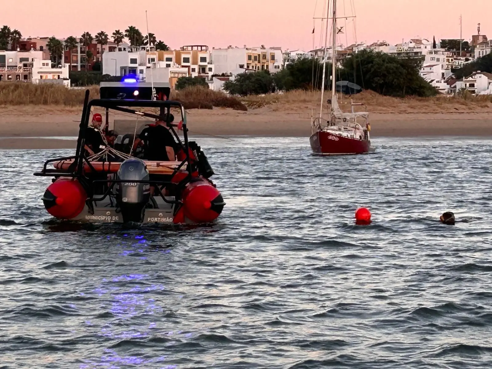 Retomadas buscas por jovem que desapareceu enquanto praticava paddle no Algarve