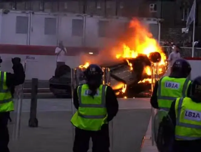 Violência no Reino Unido: distúrbios em Sunderland, polícias feridos e edifícios incendiados