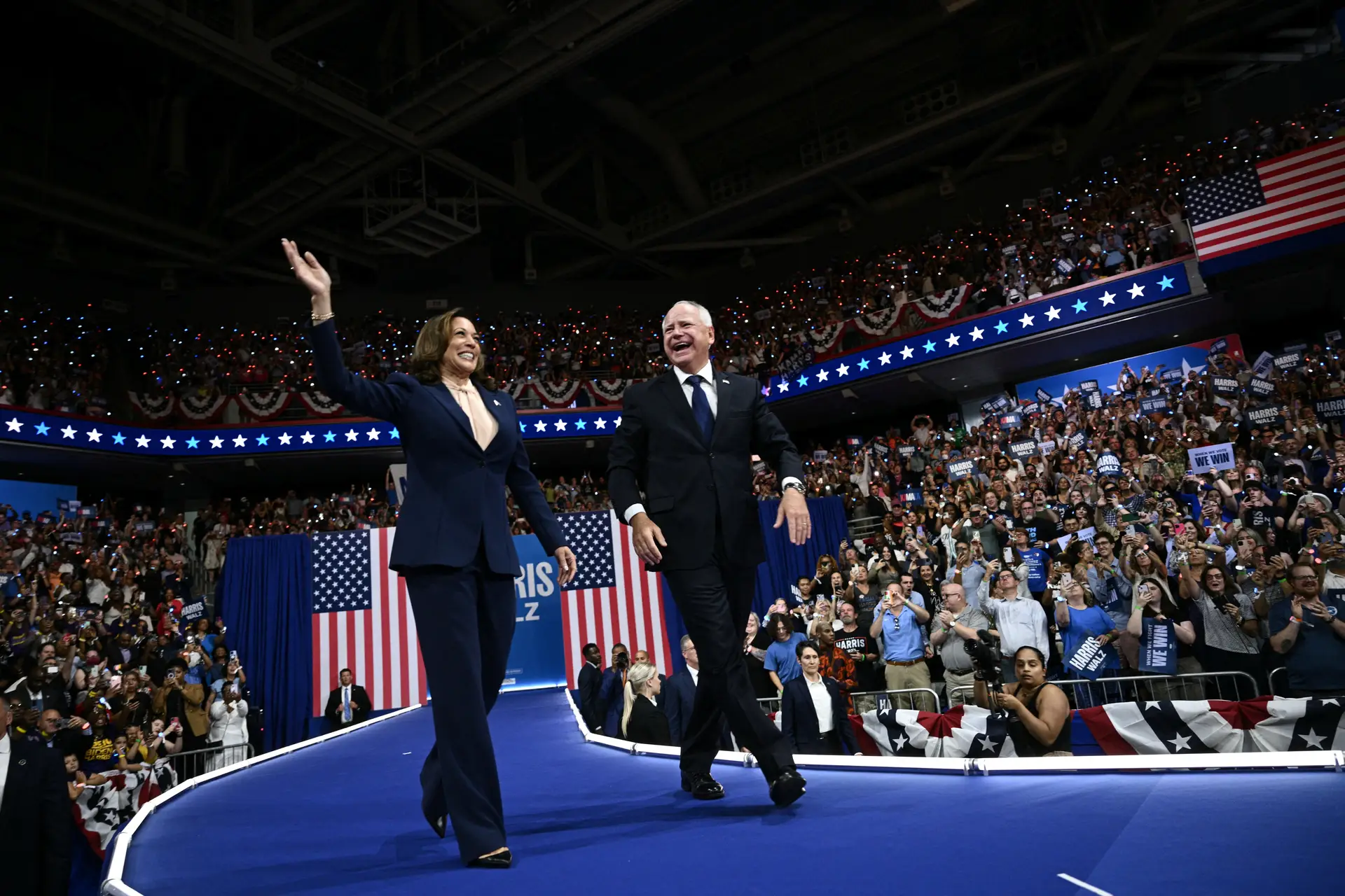 "É uma luta pelo futuro": Kamala e Tim Walz arrancam campanha juntos