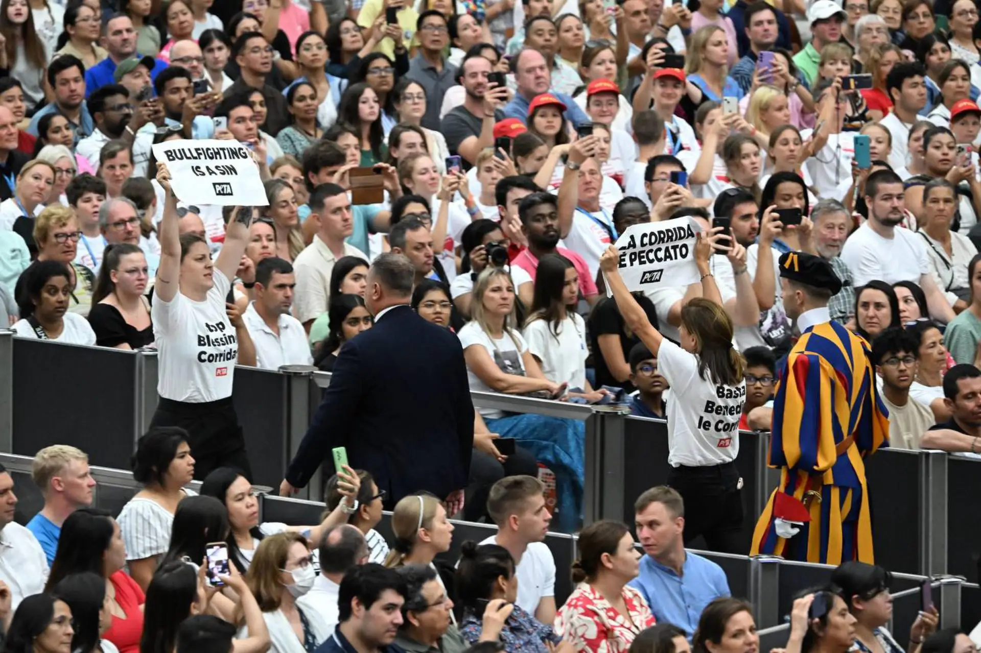 Ativistas protestam contra as touradas no Vaticano. 