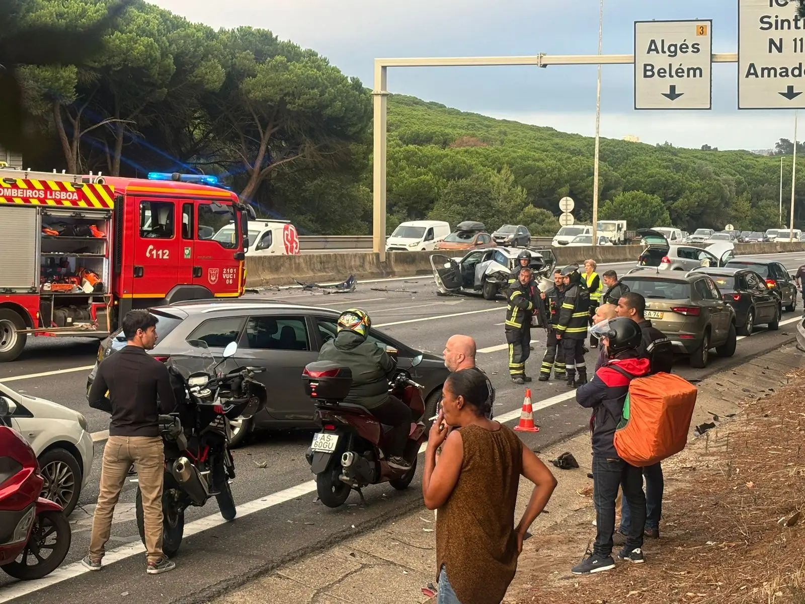 A5 cortada no sentido sul-norte devido a acidente
  #ÚltimasNotícias #lisboa