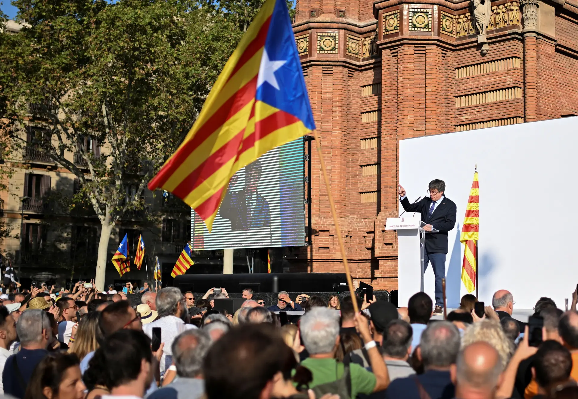Carles Puigdemont discursa após regresso a Espanha.