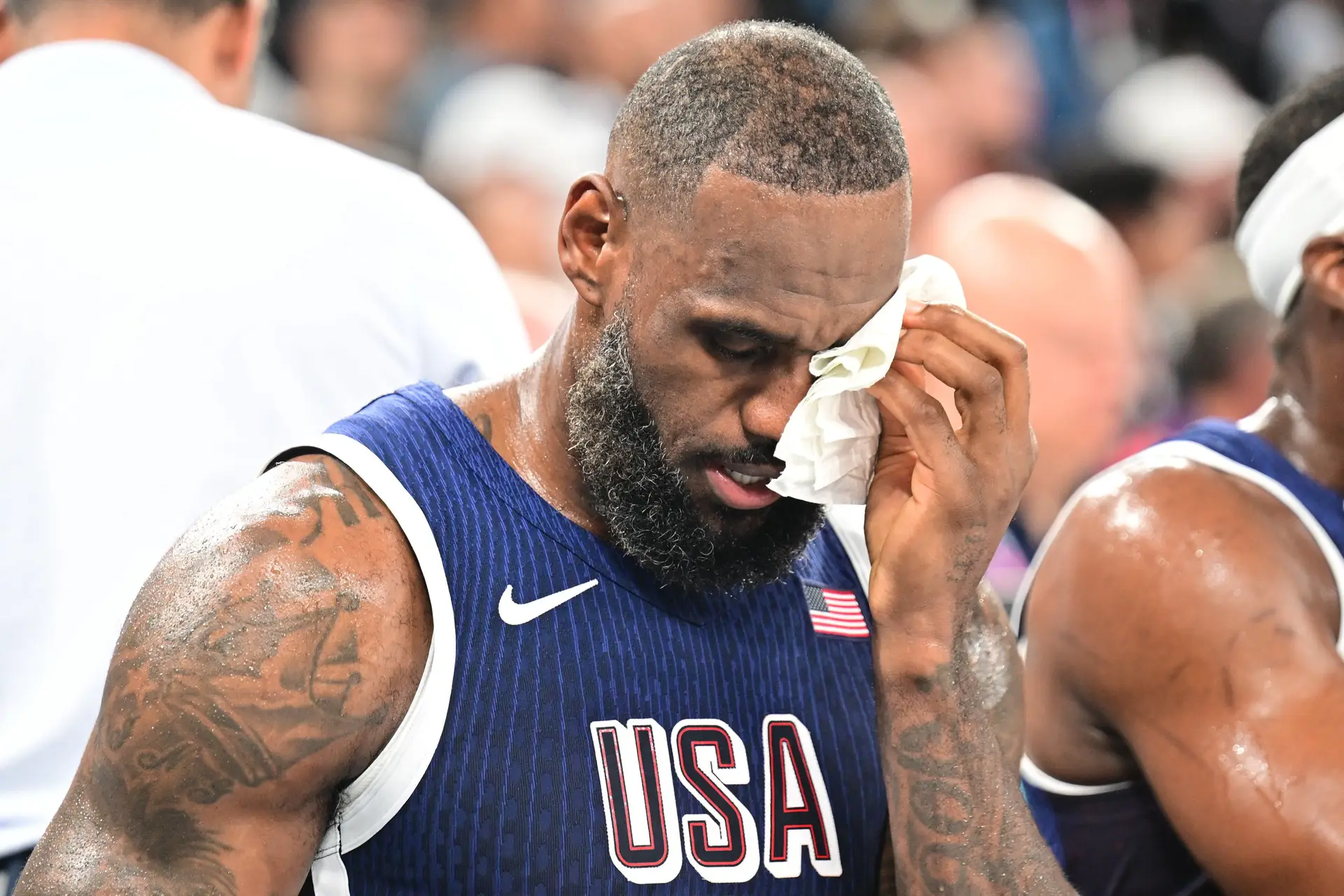 Ficou sentido... LeBron James ignora adversário após cotovelada nos Jogos Olímpicos