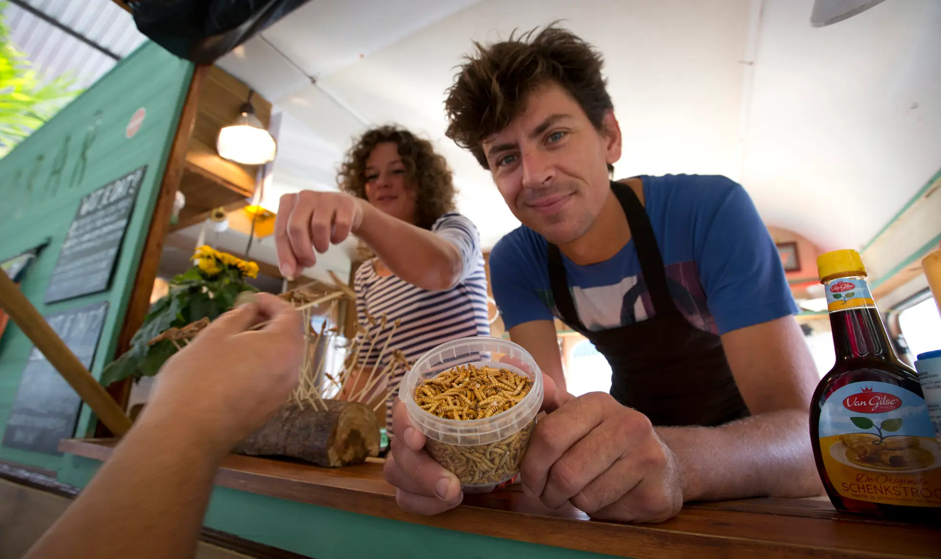 Festival de Alimentação em Antuérpia, na Bélgica, onde se vendem larvas amarelas secas. Na Europa e noutros continentes, este tipo de alimento está a entrar no mercado e nos menus dos restaurantes (AP/ Arquivo)