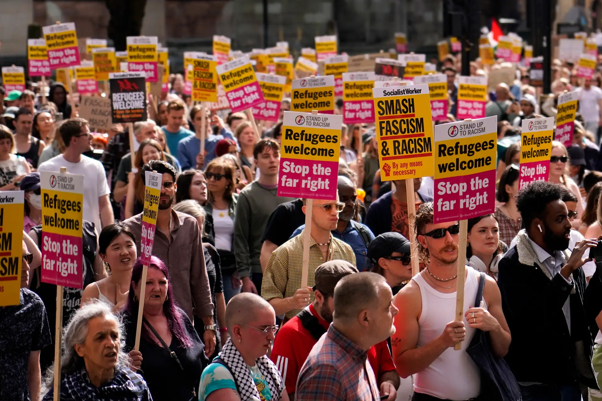 Milhares de manifestantes contra o racismo no Reino Unido