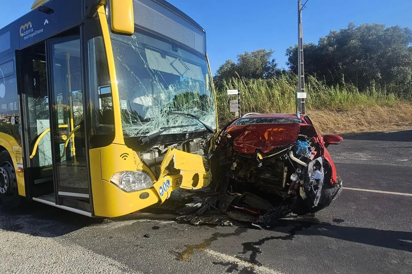 1 morto em colisão entre autocarro e veículo ligeiro em Loures