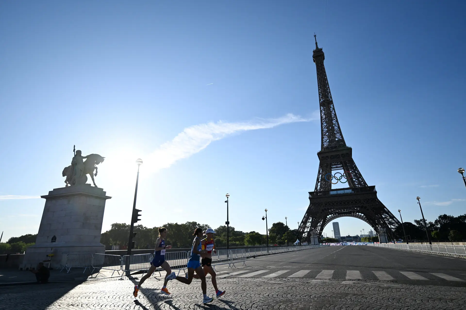 Polícia manda evacuar Torre Eiffel e detém escalador