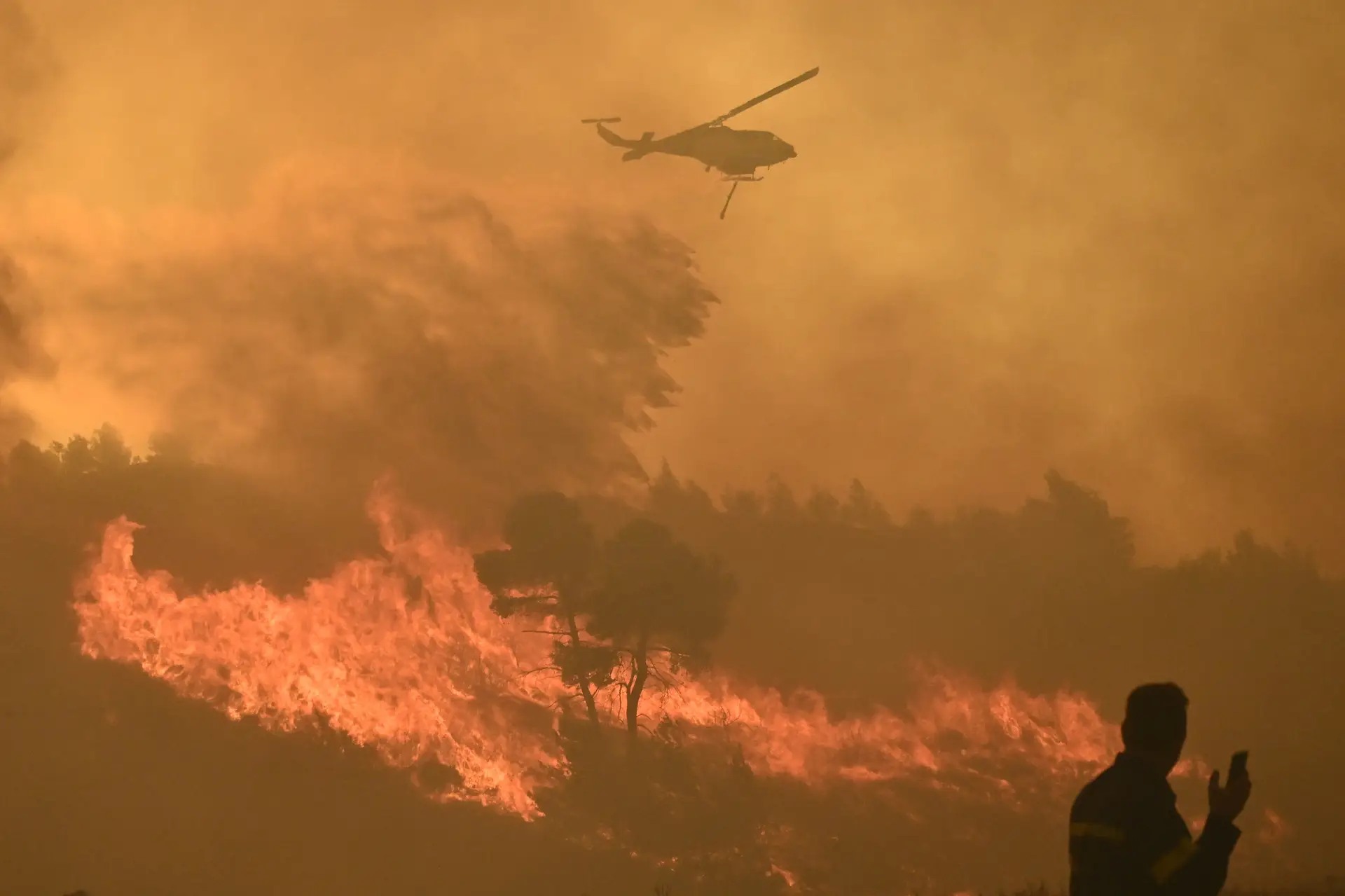 Dois incêndios nos arredores de Atenas levam a retirada de milhares de pessoas
