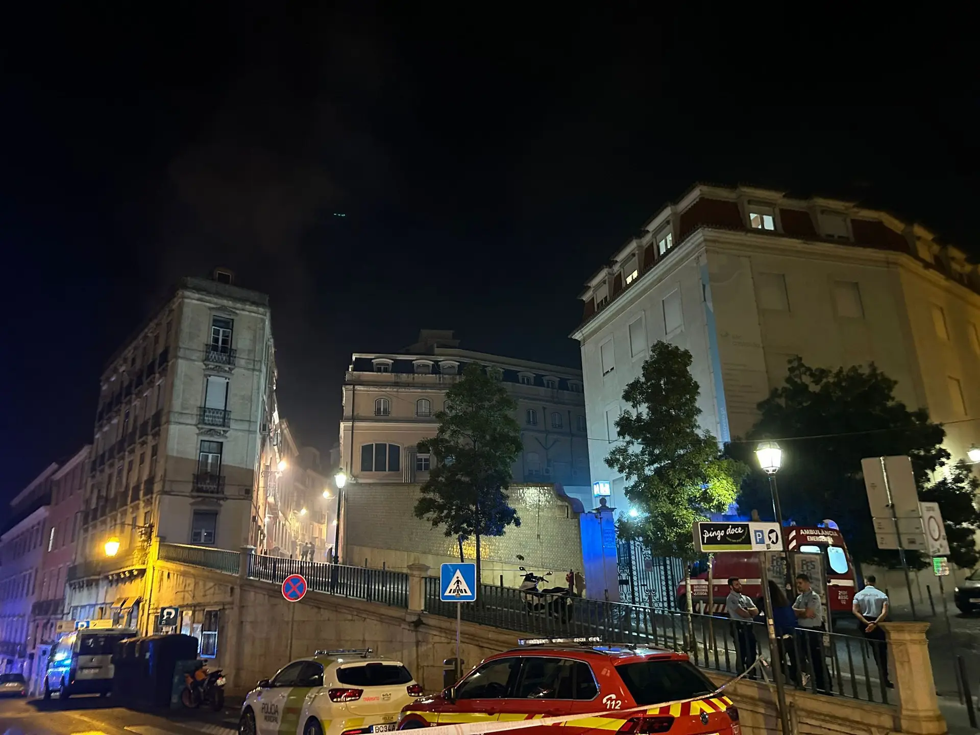 Incêndio deflagra em prédio devoluto em Lisboa
  #ÚltimasNotícias #lisboa