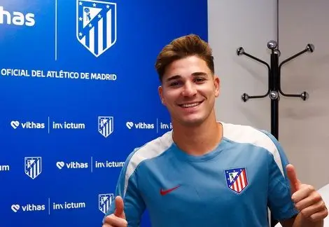 Julián Álvarez já veste a camisola do clube espanhol