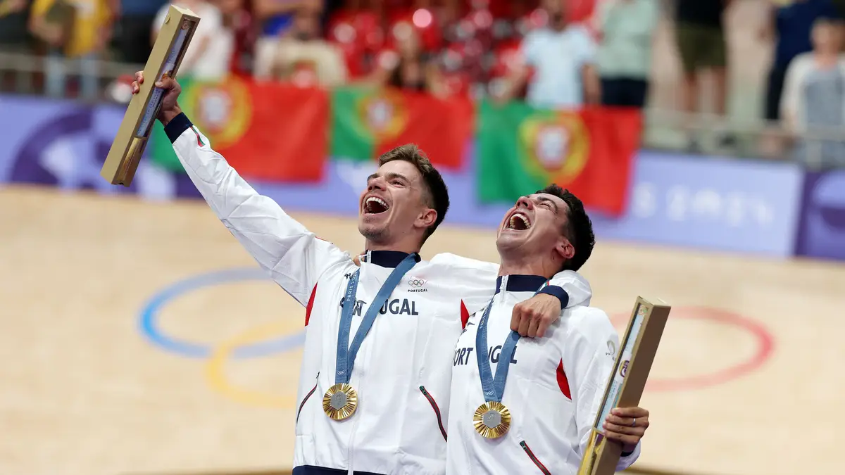 Rui Oliveira e Iúri Leitão após conquista do ouro, em Paris.
