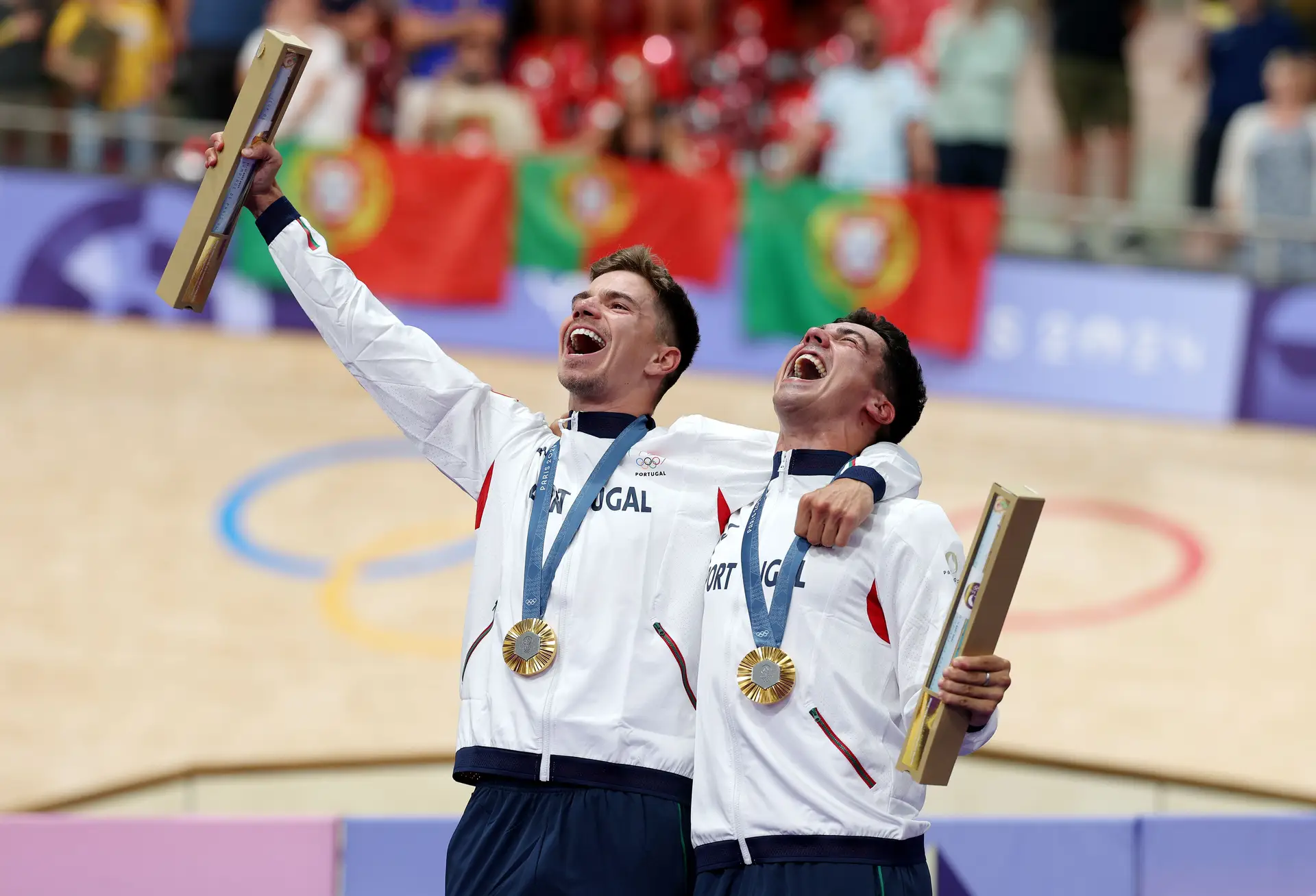 Rui Oliveira e Iúri Leitão após conquista do ouro, em Paris.