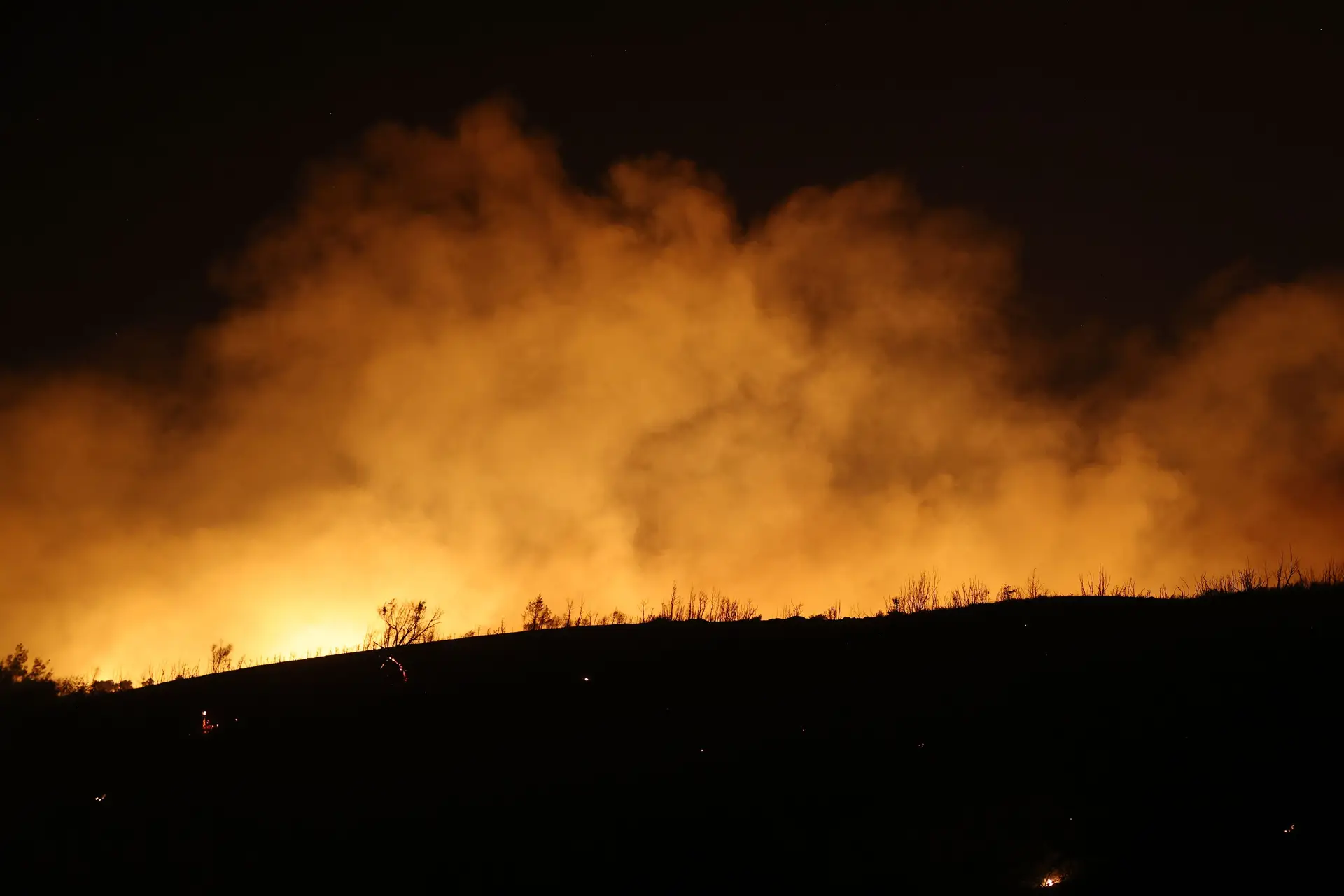 Fogo nos arredores de Atenas já provocou pelo menos uma morte
