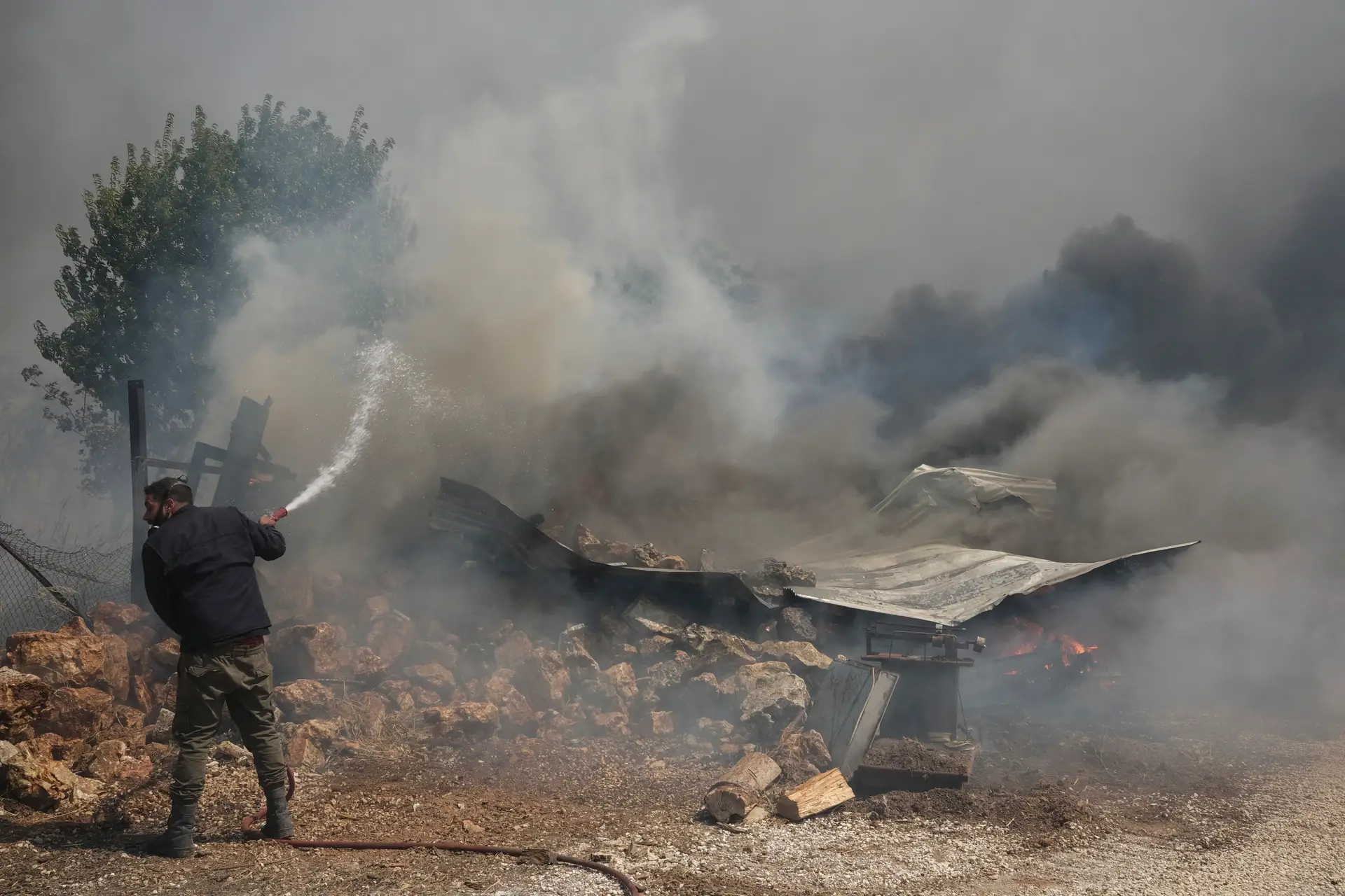 "Ficou tudo destruído": habitantes regressam a localidades afetadas por incêndio na Grécia