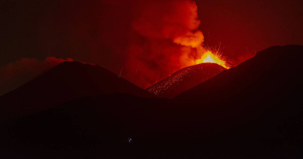 "Cena selvagem": milhares de turistas correm para ver erupção do Etna e bloqueiam serviços de socorro