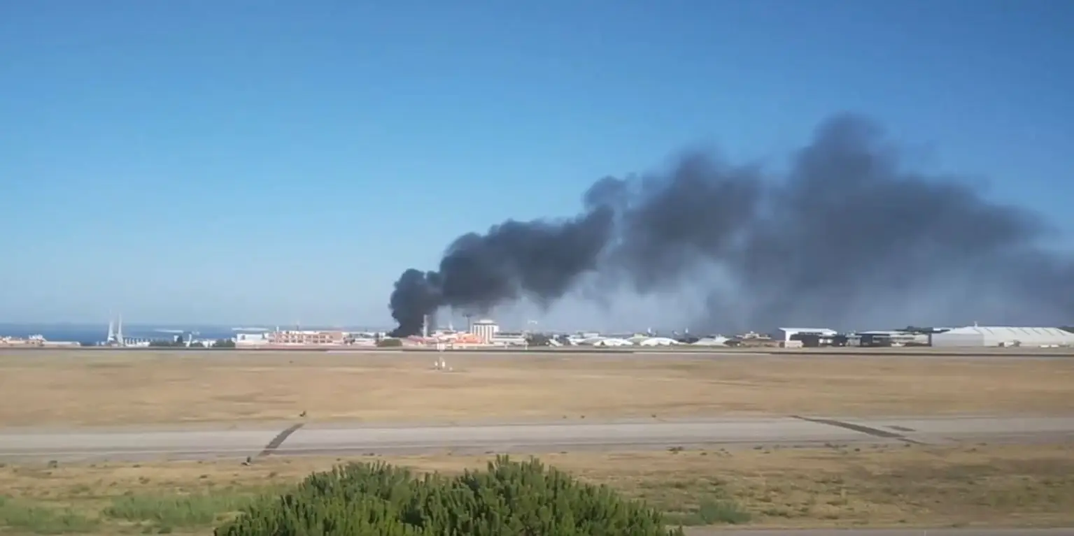 Fogo deflagra em estacionamento de superfície junto ao aeroporto de Lisboa
  #ÚltimasNotícias #lisboa