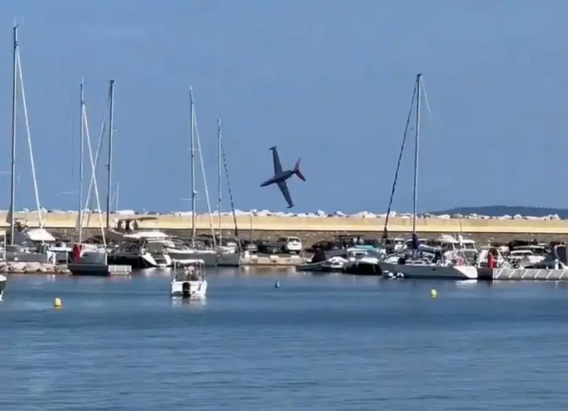 Avião cai no mar durante espetáculo aéreo em França