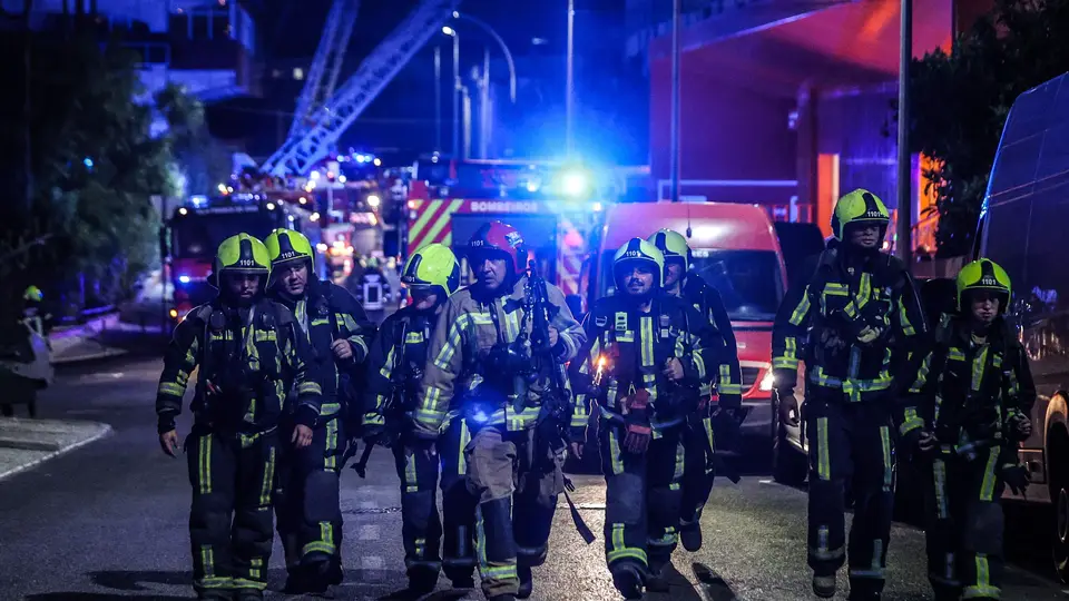 Bombeiros combatem um incêndio que deflagrou num armazém de viaturas de aluguer no Prior Velho, em Lisboa