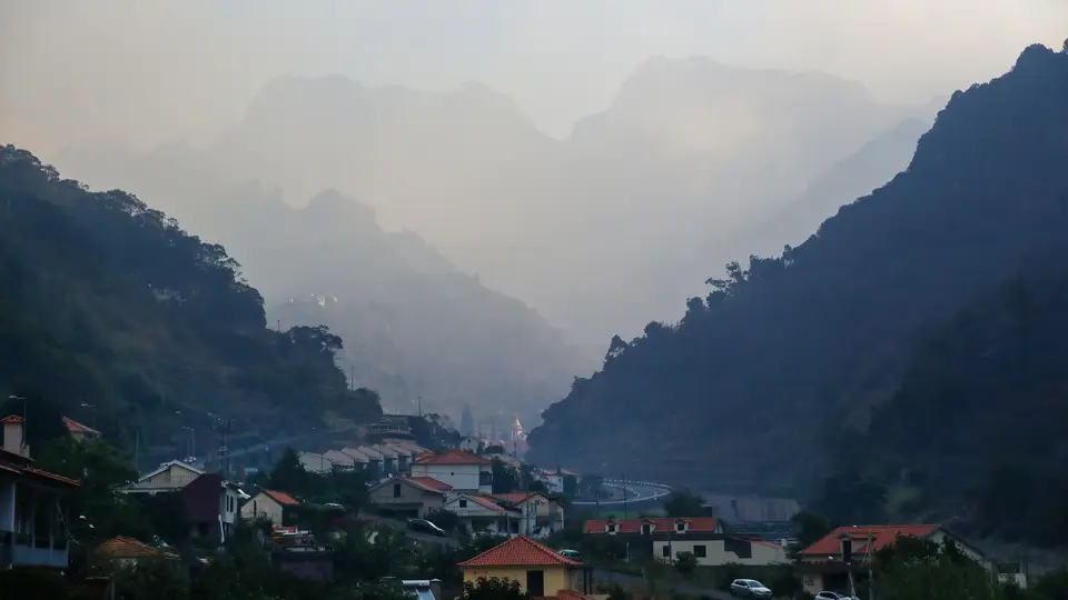 A vila da Serra de Água, no concelho da Ribeira Brava amanheceu cheia de fumo, proveniente dos focos de incêndio dos últimos dias
